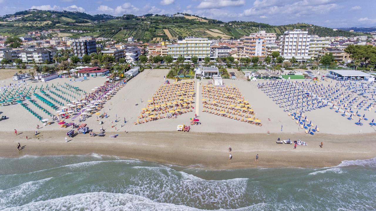 Hotel Atlas Alba Adriatica Exterior foto